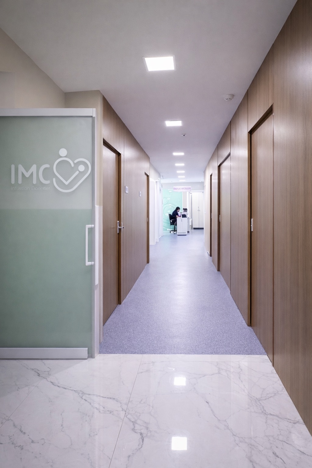 Sala de infusão da Clínica IMC com poltronas confortáveis e iluminação natural